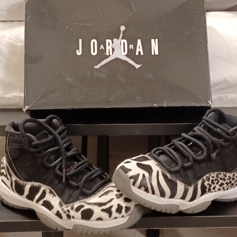 Size 7.5 11 women's Jordans gently used in good condition costume made